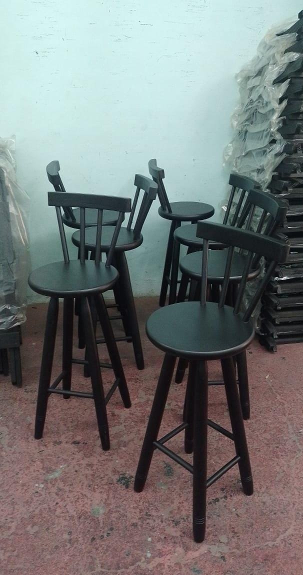 Banqueta Preta com encosto- 70 cm